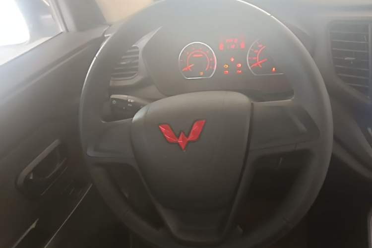 Used Wuling Hongguang V 2022 1.5L Jingqu Edition Electric-Assist LAR Steering Wheel