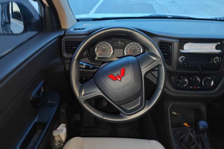 Used Wuling Hongguang V 2022 1.5L Jingqu Edition Electric-Assist LAR Steering Wheel