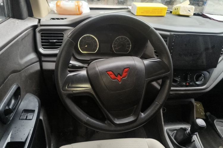 Used Wuling Hongguang V 2022 1.5L Jingqu Version Hydraulic Power Steering LAR Steering Wheel
