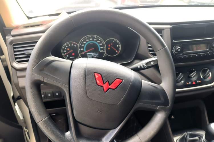 Used Wuling Hongguang V 2022 1.5L Enjoy Edition Electric-Powered LAR Steering Wheel