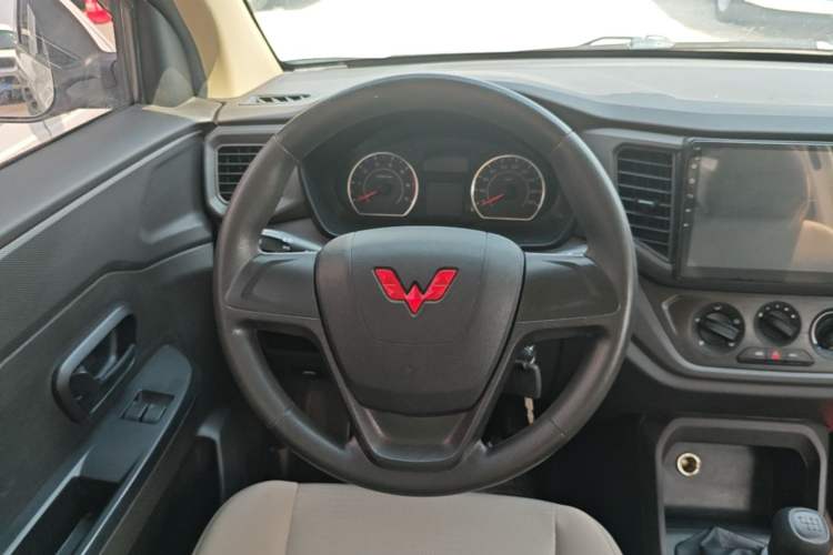 Used Wuling Hongguang V 2022 1.5L Jingqu Edition Electric-Assist LAR Steering Wheel