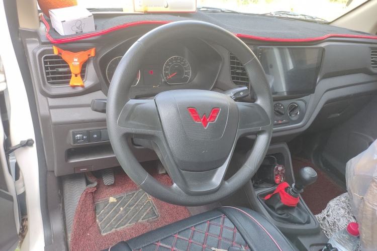 Used Wuling Hongguang V 2022 1.5L Jingqu Edition Enclosed-Window Vehicle with Hydraulic Power Steering LAR Steering Wheel
