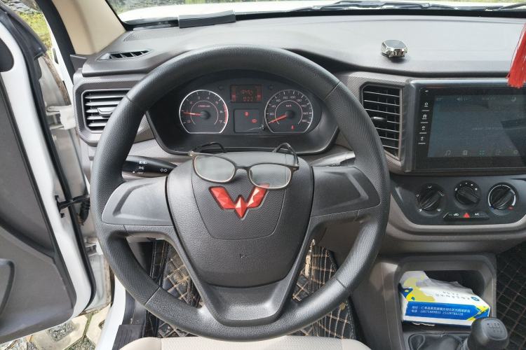 Used Wuling Hongguang V 2022 1.5L Jingqu Version Hydraulic Power Steering LAR Steering Wheel