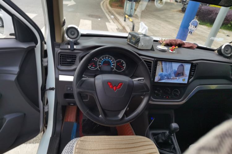 Used Wuling Hongguang V 2022 1.5L Enjoy Edition Electric-Powered LAR Steering Wheel