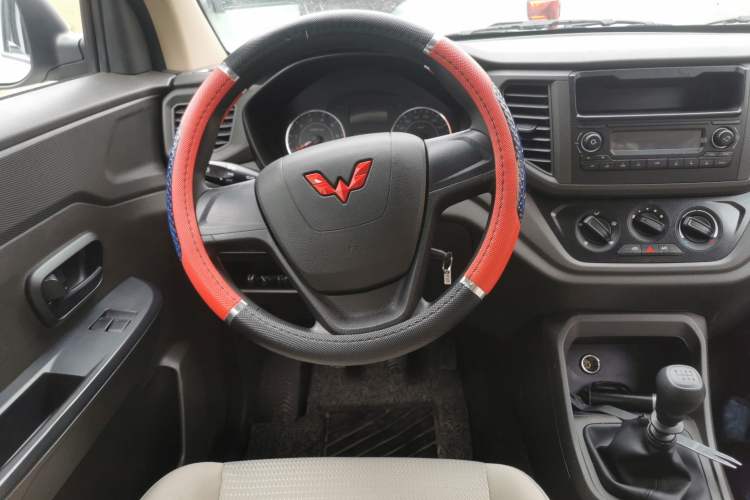 Used Wuling Hongguang V 2022 1.5L Jingqu Edition Electric-Assist LAR Steering Wheel