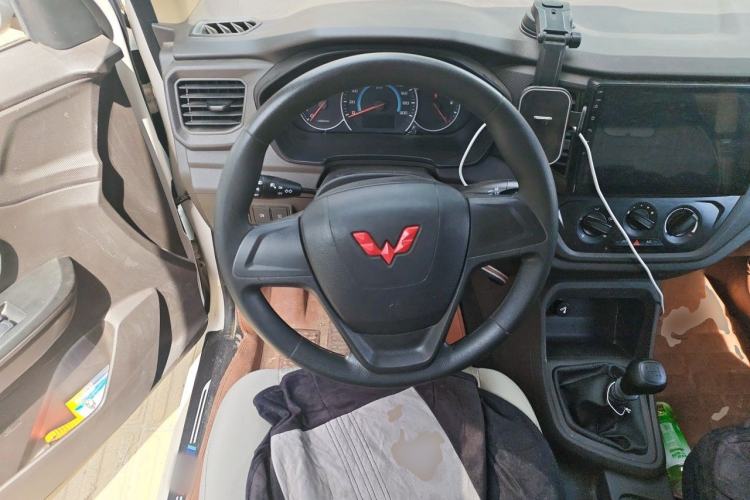 Used Wuling Hongguang V 2022 1.5L Enjoy Edition Hydraulic Power Steering LAR Steering Wheel