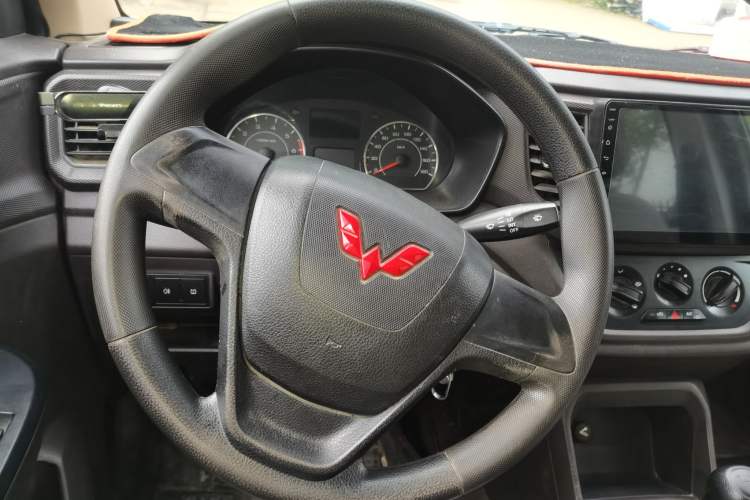 Used Wuling Hongguang V 2022 1.5L Jingqu Version Hydraulic Power Steering LAR Steering Wheel