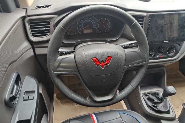 Used Wuling Hongguang V 2022 1.5L Enjoy Edition Electric-Powered LAR Steering Wheel