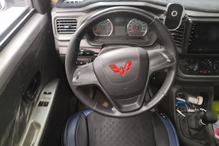 Used Wuling Hongguang V 2022 1.5L Jingqu Edition Electric-Assist LAR Steering Wheel