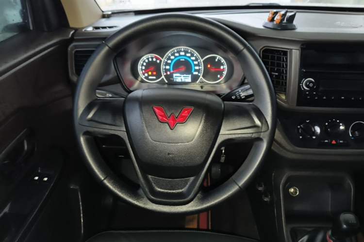 Used Wuling Hongguang V 2022 1.5L Enjoy Edition Electric-Powered LAR Steering Wheel