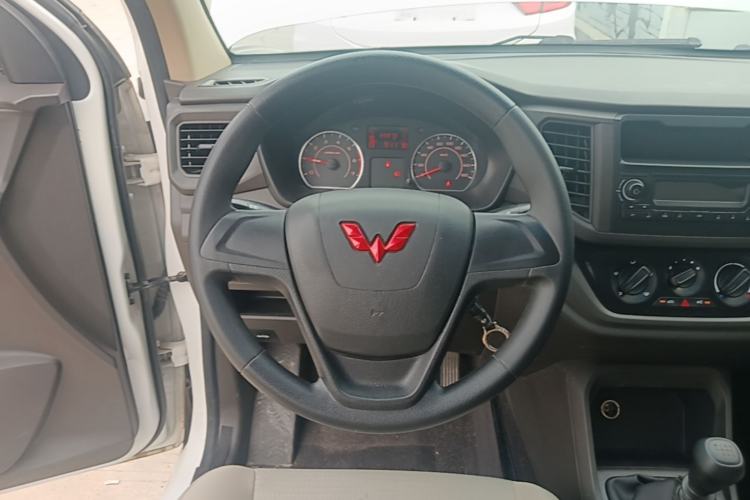 Used Wuling Hongguang V 2022 1.5L Jingqu Edition Electric-Assist LAR Steering Wheel