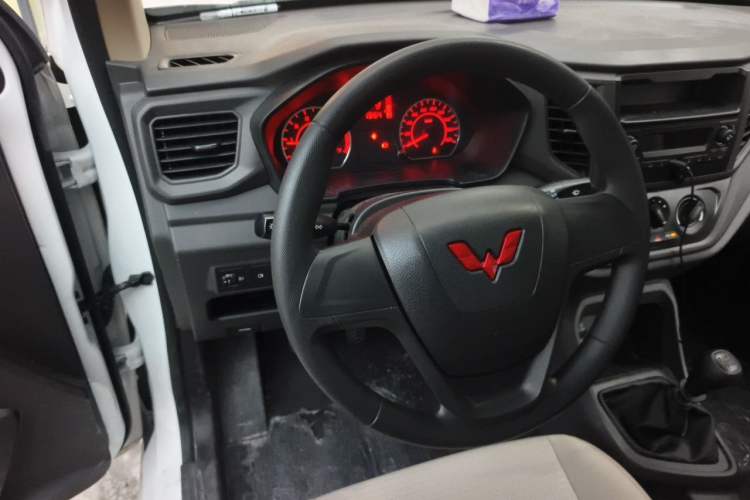Used Wuling Hongguang V 2022 1.5L Jingqu Edition Electric-Assist LAR Steering Wheel
