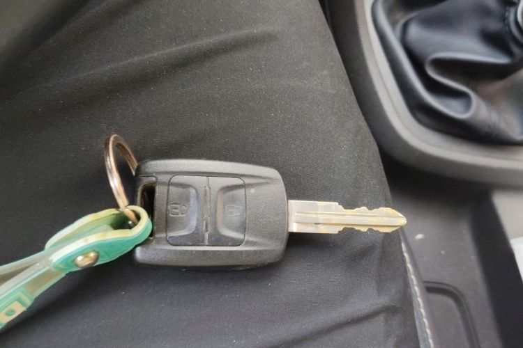 Used Wuling Hongguang V 2022 1.5L Jingqu Edition Enclosed-Window Vehicle with Hydraulic Power Steering LAR Vehicle Key