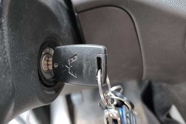 Used Wuling Hongguang V 2022 1.5L Enjoy Edition Hydraulic Power Steering LAR Vehicle Key