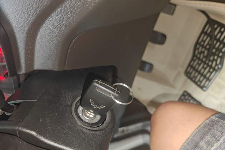 Used Wuling Hongguang V 2022 1.5L Jingqu Version Hydraulic Power Steering LAR Vehicle Key