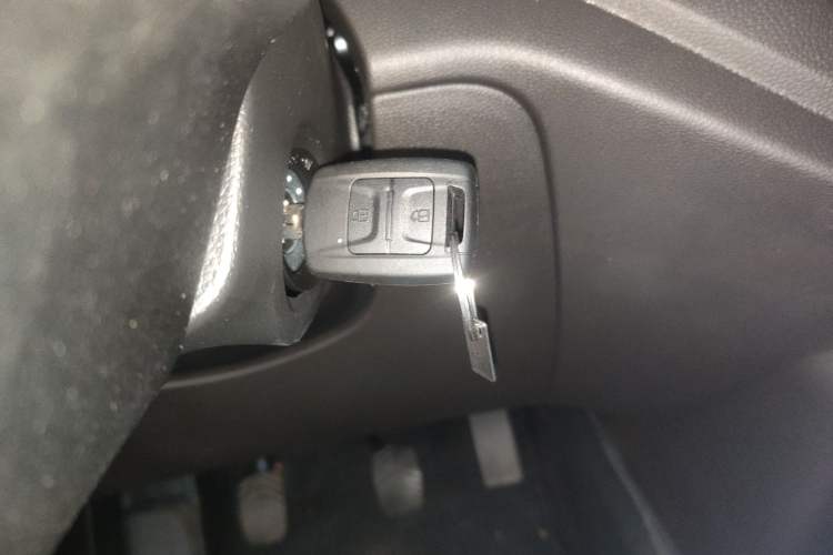 Used Wuling Hongguang V 2022 1.5L Jingqu Version Hydraulic Power Steering LAR Vehicle Key
