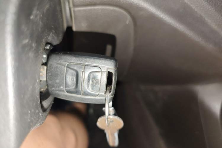 Used Wuling Hongguang V 2022 1.5L Jingqu Version Hydraulic Power Steering LAR Vehicle Key