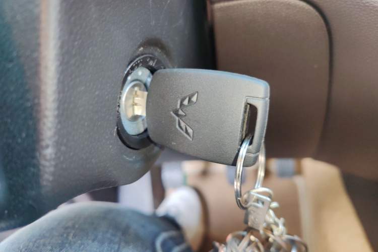 Used Wuling Hongguang V 2022 1.5L Jingqu Edition Electric-Assist LAR Vehicle Key