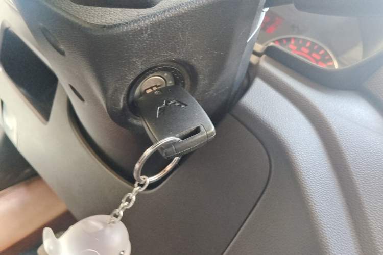 Used Wuling Hongguang V 2022 1.5L Jingqu Edition Electric-Assist LAR Vehicle Key