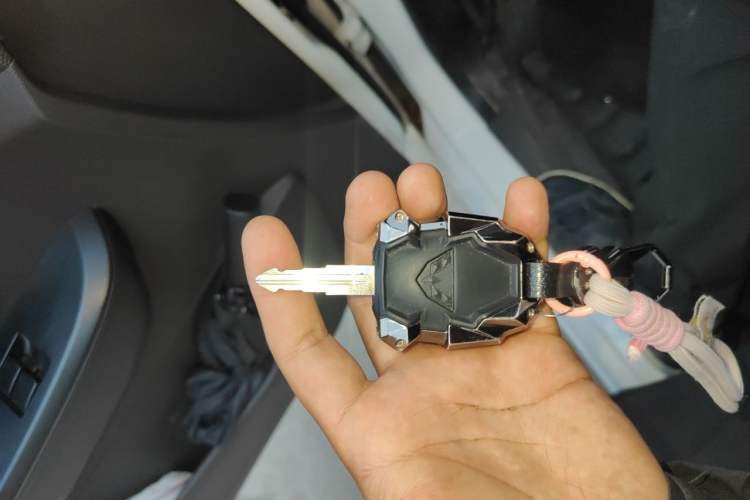 Used Wuling Hongguang V 2022 1.5L Jingqu Edition Electric-Assist LAR Vehicle Key