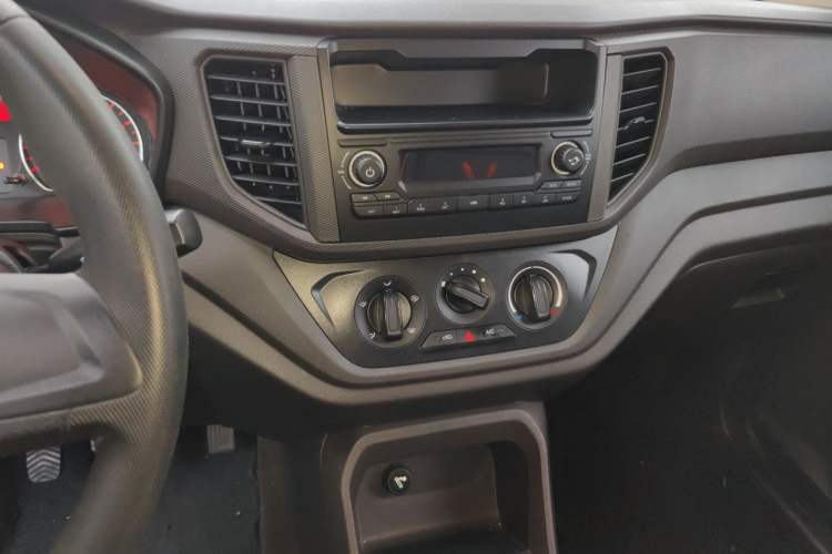 Used Wuling Hongguang V 2022 1.5L Jingqu Edition Electric-Assist LAR Audio And AC Panel