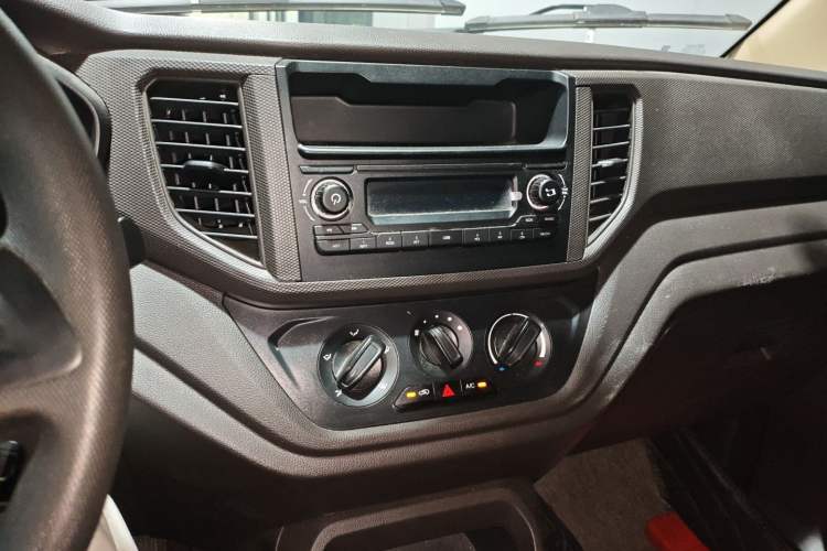Used Wuling Hongguang V 2022 1.5L Jingqu Edition Enclosed-Window Vehicle with Electric Power Steering LAR Audio And AC Panel
