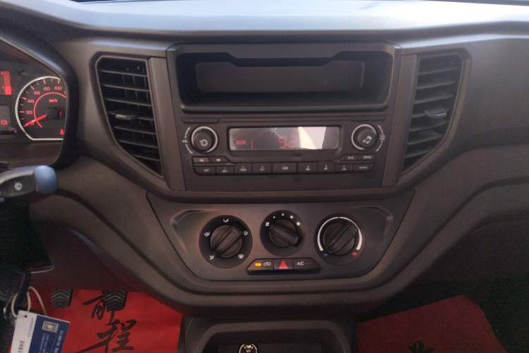 Used Wuling Hongguang V 2022 1.5L Jingqu Edition Enclosed-Window Vehicle with Electric Power Steering LAR Audio And AC Panel