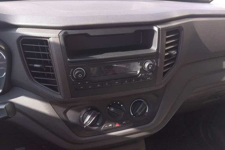 Used Wuling Hongguang V 2022 1.5L Jingqu Edition Electric-Assist LAR Audio And AC Panel