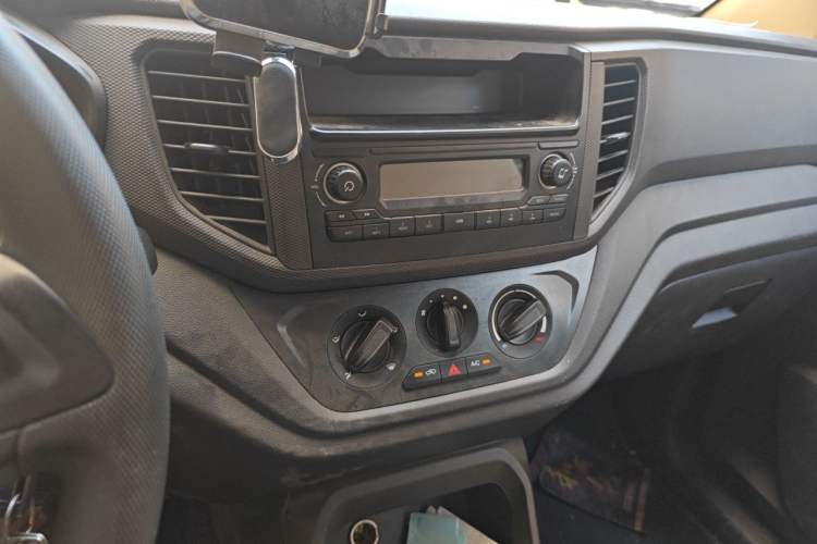 Used Wuling Hongguang V 2022 1.5L Jingqu Version Hydraulic Power Steering LAR Audio And AC Panel