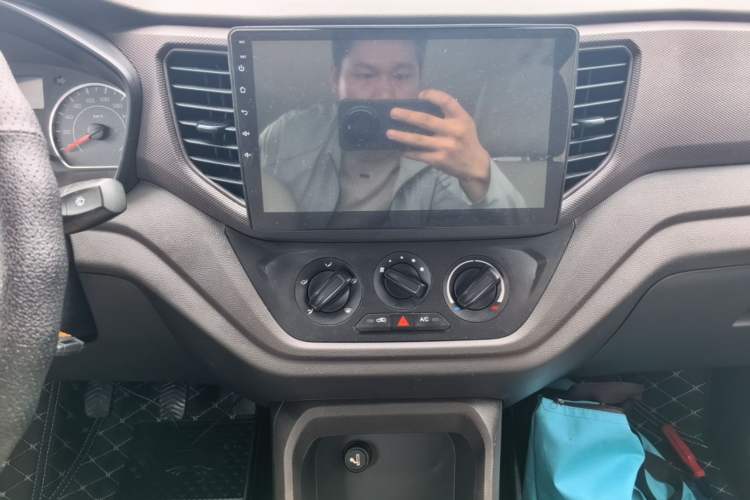 Used Wuling Hongguang V 2022 1.5L Jingqu Edition Electric-Assist LAR Audio And AC Panel