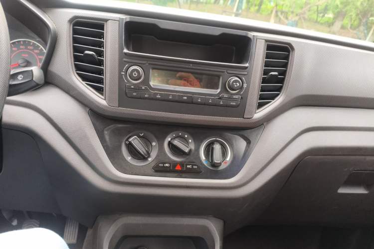 Used Wuling Hongguang V 2022 1.5L Jingqu Edition Electric-Assist LAR Audio And AC Panel