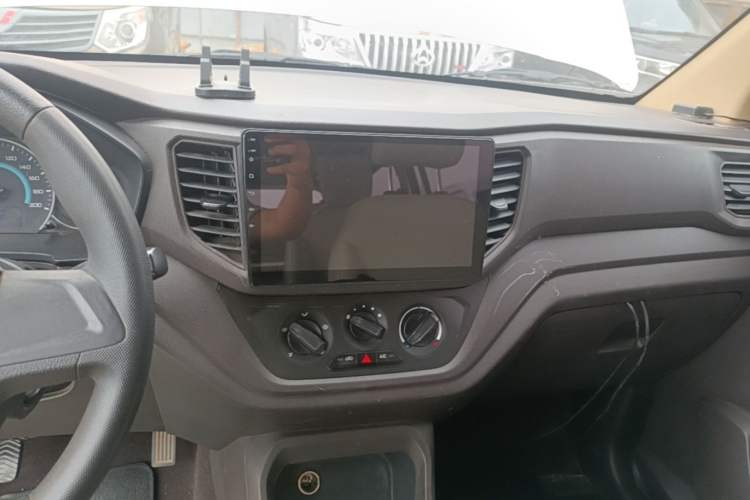Used Wuling Hongguang V 2022 1.5L Enjoy Edition Electric-Powered LAR Audio And AC Panel