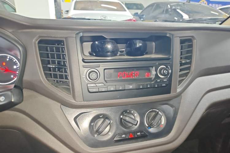 Used Wuling Hongguang V 2022 1.5L Enjoy Edition Electric-Powered LAR Audio And AC Panel