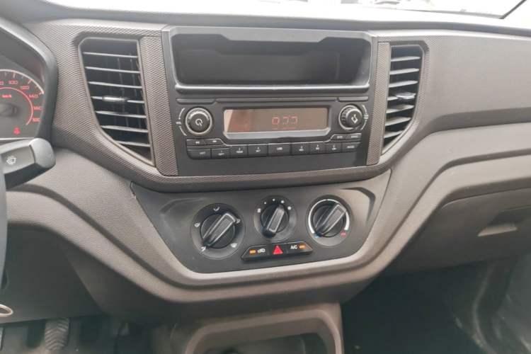 Used Wuling Hongguang V 2022 1.5L Jingqu Edition Electric-Assist LAR Audio And AC Panel