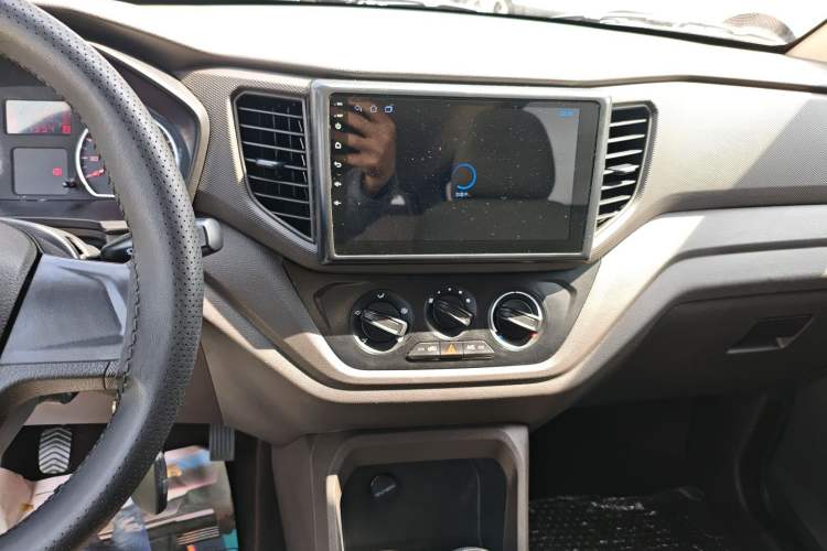 Used Wuling Hongguang V 2022 1.5L Jingqu Edition Electric-Assist LAR Audio And AC Panel