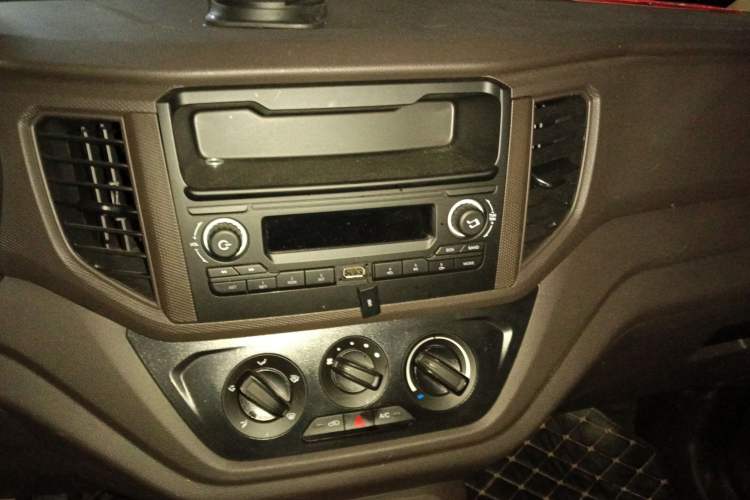 Used Wuling Hongguang V 2022 1.5L Enjoy Edition Electric-Powered LAR Audio And AC Panel