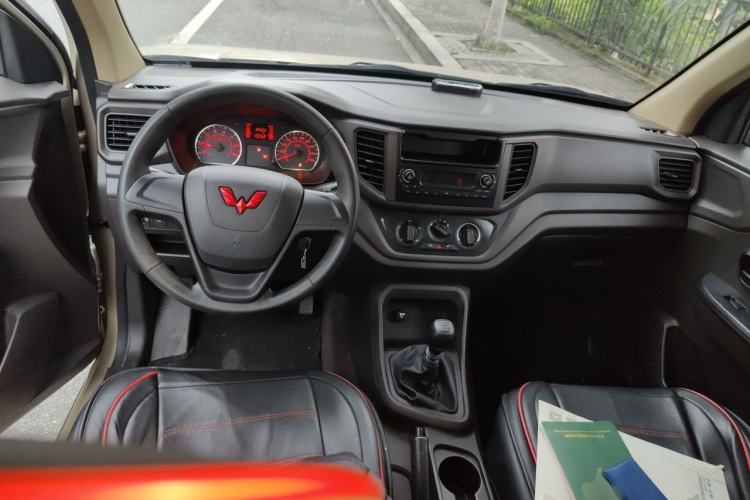 Used Wuling Hongguang V 2022 1.5L Jingqu Edition Electric-Assist LAR Center Console