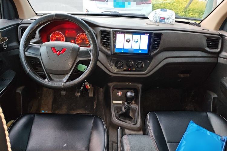 Used Wuling Hongguang V 2022 1.5L Jingqu Edition Electric-Assist LAR Center Console