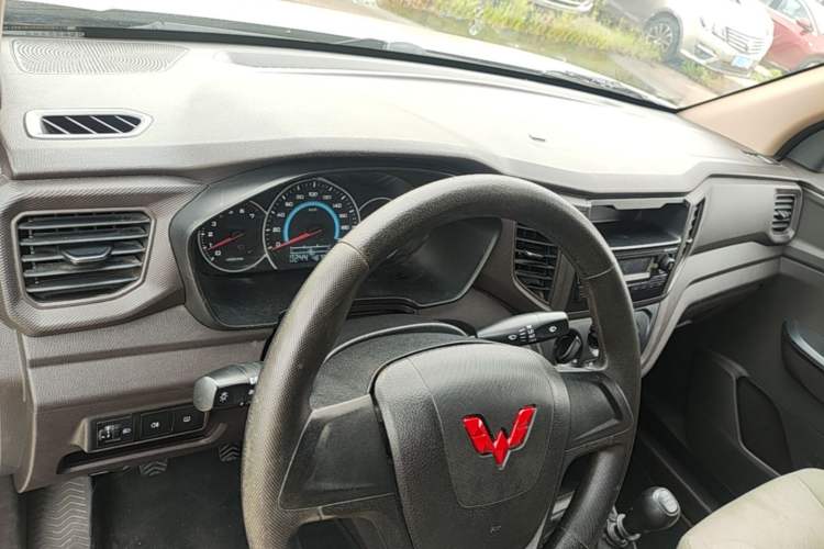 Used Wuling Hongguang V 2022 1.5L Enjoy Edition Hydraulic Power Steering LAR Center Console