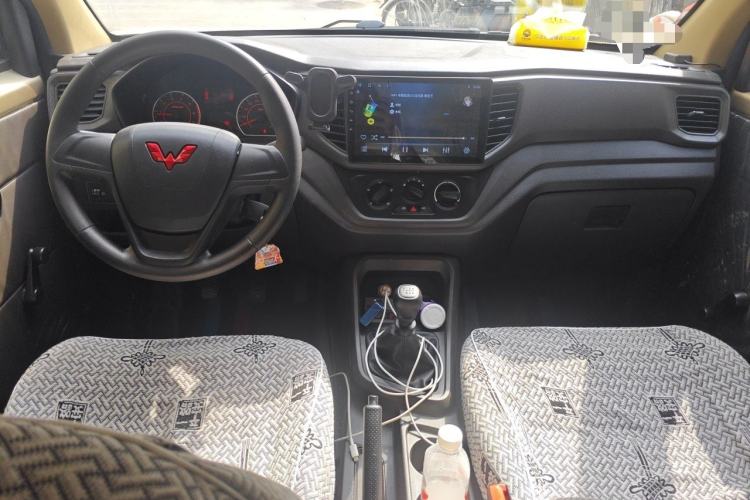Used Wuling Hongguang V 2022 1.5L Jingqu Edition Electric-Assist LAR Center Console