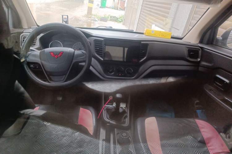 Used Wuling Hongguang V 2022 1.5L Jingqu Edition Enclosed-Window Vehicle with Hydraulic Power Steering LAR Center Console