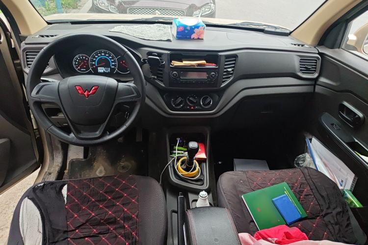 Used Wuling Hongguang V 2022 1.5L Jingqu Edition Electric-Assist LAR Center Console