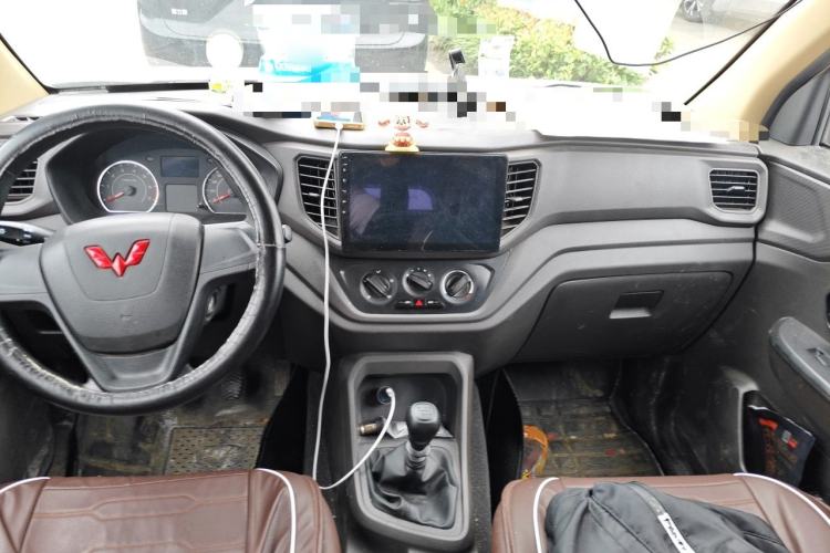 Used Wuling Hongguang V 2022 1.5L Jingqu Edition Electric-Assist LAR Center Console