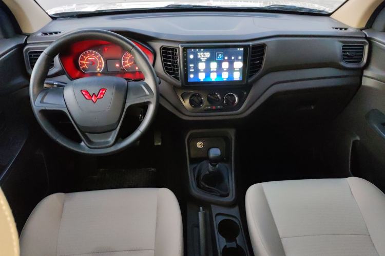 Used Wuling Hongguang V 2022 1.5L Jingqu Edition Electric-Assist LAR Center Console
