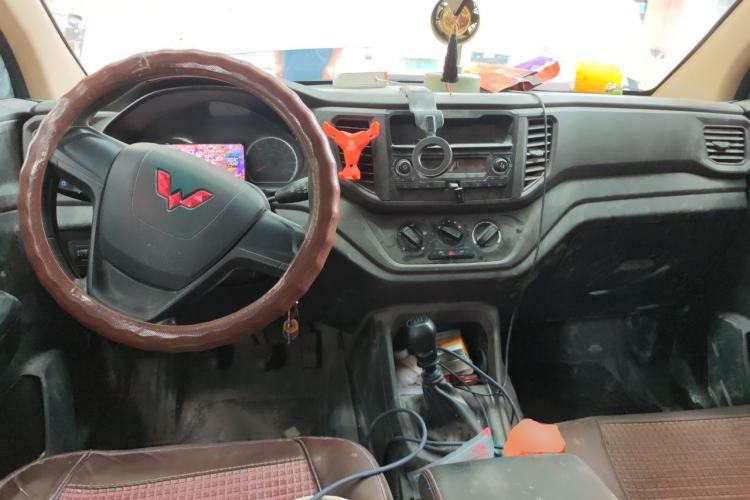 Used Wuling Hongguang V 2022 1.5L Jingqu Version Hydraulic Power Steering LAR Center Console