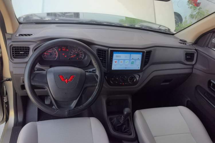 Used Wuling Hongguang V 2022 1.5L Jingqu Edition Electric-Assist LAR Center Console