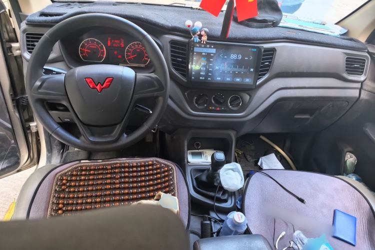 Used Wuling Hongguang V 2022 1.5L Jingqu Edition Electric-Assist LAR Center Console