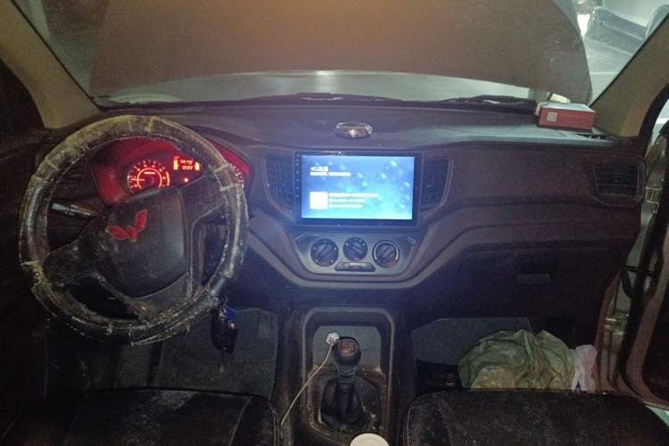 Used Wuling Hongguang V 2022 1.5L Jingqu Edition Electric-Assist LAR Center Console