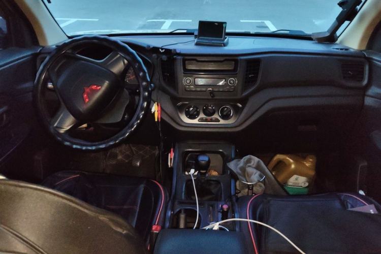 Used Wuling Hongguang V 2022 1.5L Jingqu Edition Electric-Assist LAR Center Console