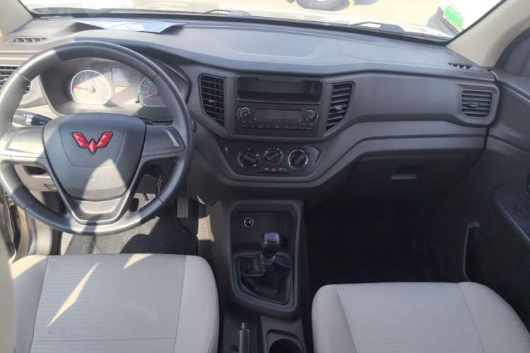 Used Wuling Hongguang V 2022 1.5L Jingqu Edition Electric-Assist LAR Center Console